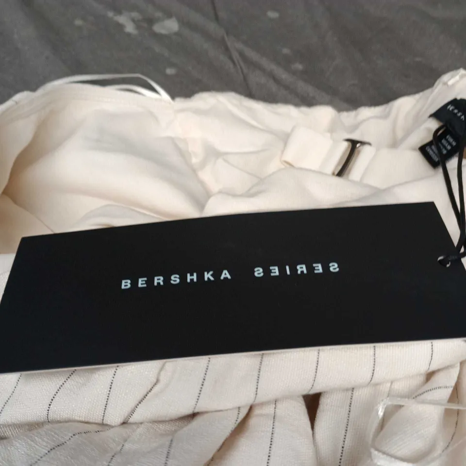 BERSHKA WOMEN'S WHITE PINSTRIPE SKIRT – SIZE M (EUR M / US M) 