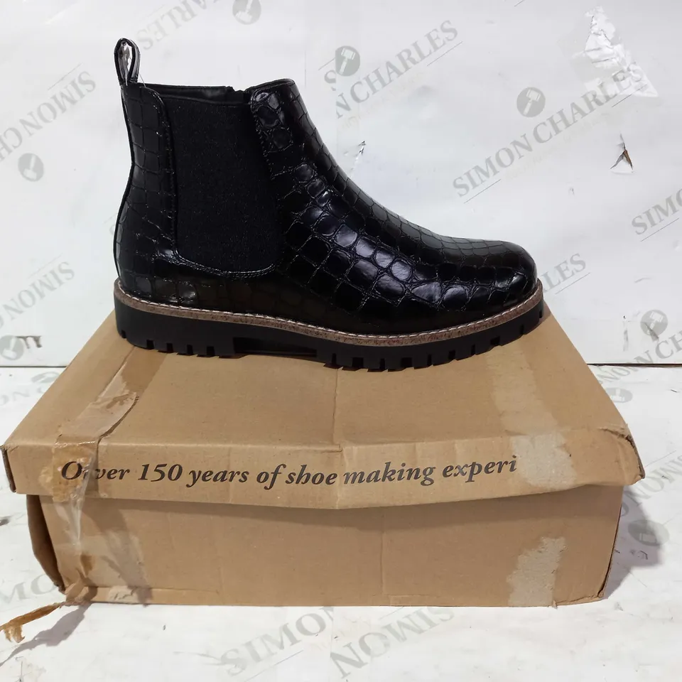BOXED PAIR OF CUSHION-WALK SIDE ZIP BOOTS IN BLACK UK SIZE 8