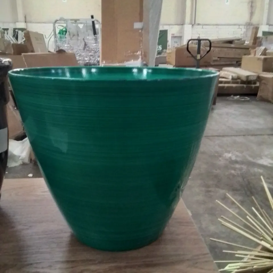 VANBUREN PLASTIC PLANT POT FOREST GREEN 