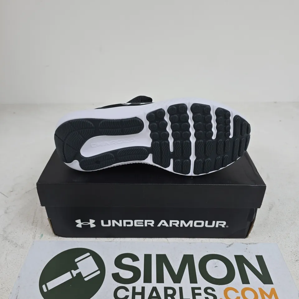 BOXED PAIR OF UNDER ARMOUR WOMENS CHARGE SURGE 4 TRAINERS IN BLACK - UK 7