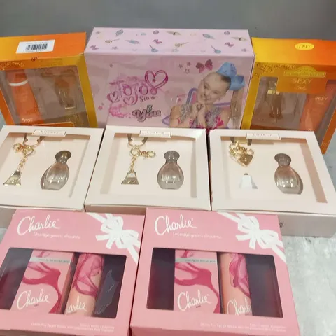 APPROXIMATELY 15 ASSORTED COSMETICS GIFT SETS TO INCLUDE; SEXY LADY, JOJO SIWA, CHARLIE, SARAH JESSICA PARKER, JOOP