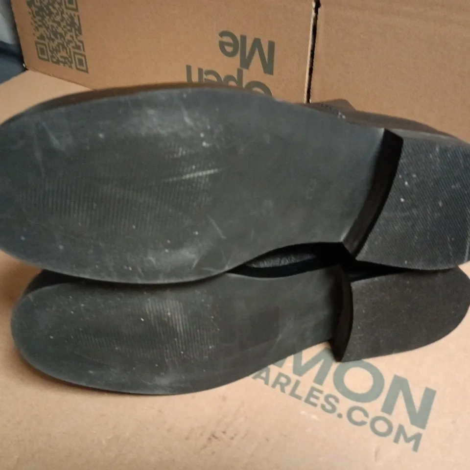 BOXED KOI FATELESS MEN'S STACKED BIKER BOOTS - VINTAGE BLACK, UK 9