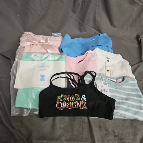 BOX OF APPROXIMATELY 30 ASSORTED KIDS CLOTHING ITEMS TO INCUDE - TOPS, DRESS, JUMPER, ETC