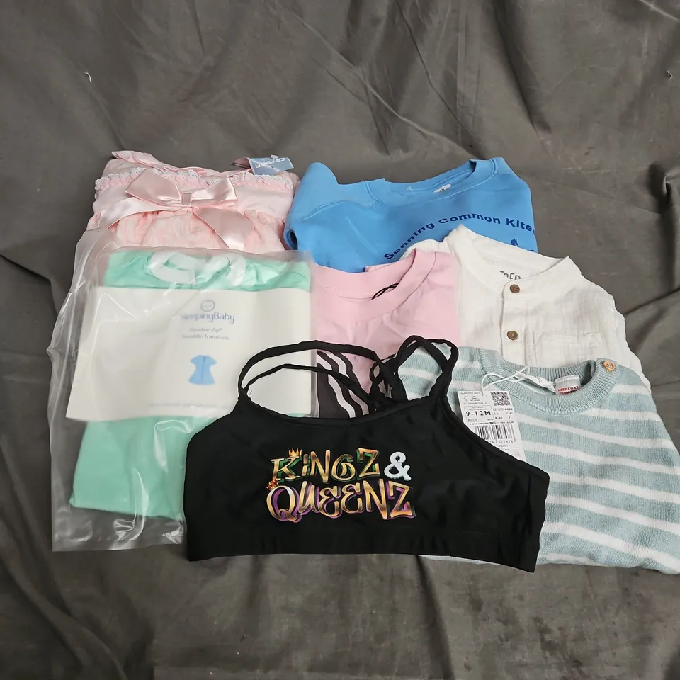 BOX OF APPROXIMATELY 30 ASSORTED KIDS CLOTHING ITEMS TO INCUDE - TOPS, DRESS, JUMPER, ETC
