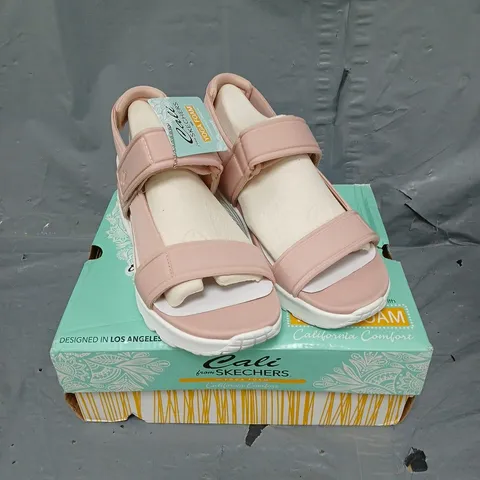 BOXED PAIR OF SKECHERS CALI YOGA FOAM SUMMER SANDALS IN BLUSH SIZE 4