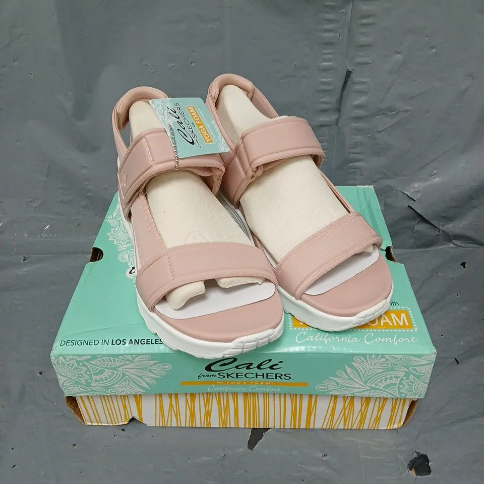 BOXED PAIR OF SKECHERS CALI YOGA FOAM SUMMER SANDALS IN BLUSH SIZE 4