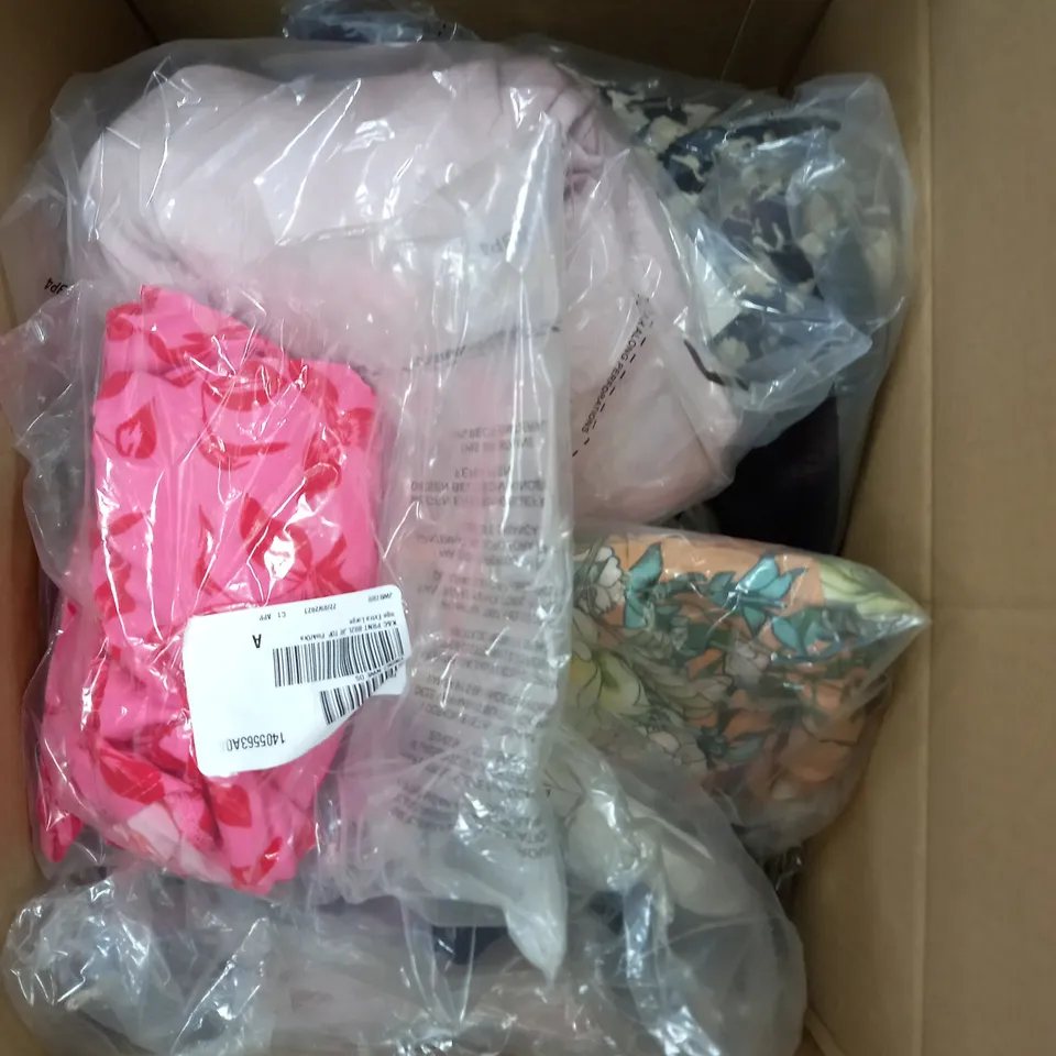 APPROXIMATELY 20 ASSORTED CLOTHING ITEMS IN VARIOUS COLOURS AND SIZES