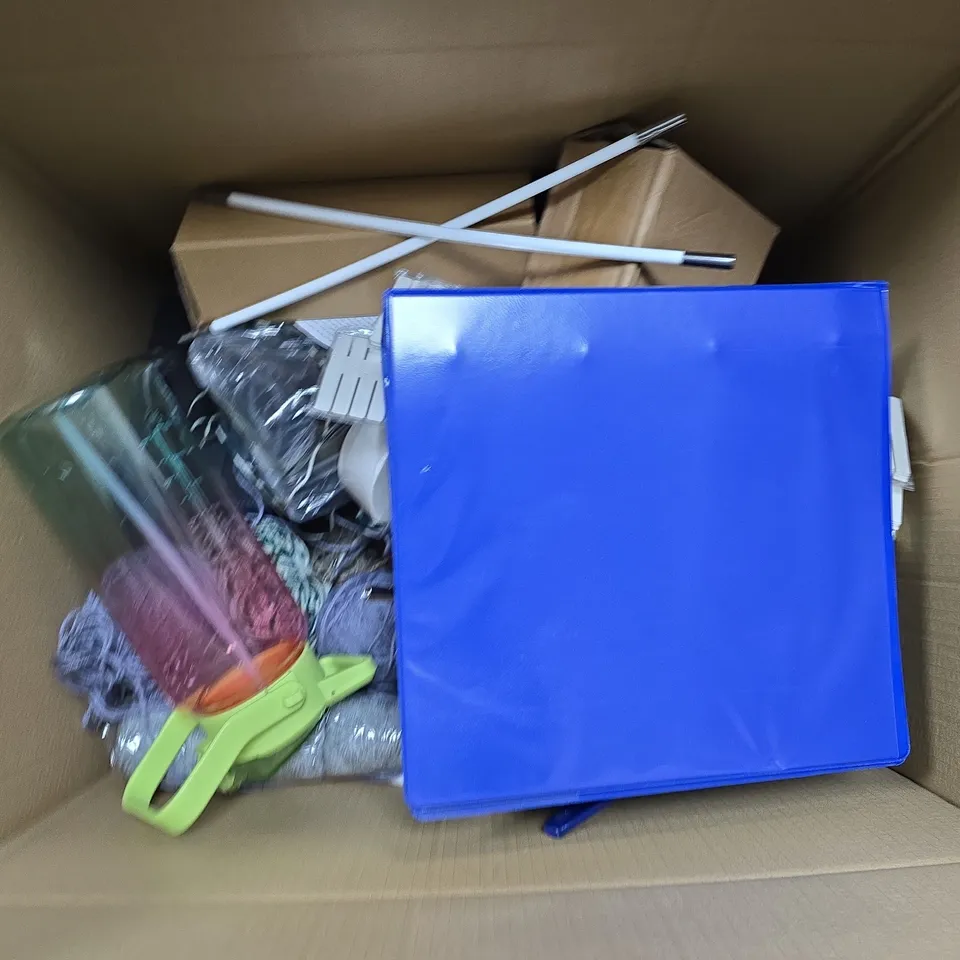 APPROXIMATELY 20 ASSORTED HOUSEHOLD ITEMS TO INCLUDE PLASTIC WATER BOTTLE, BINDER, LARGE LAUNDRY BAGS, ETC