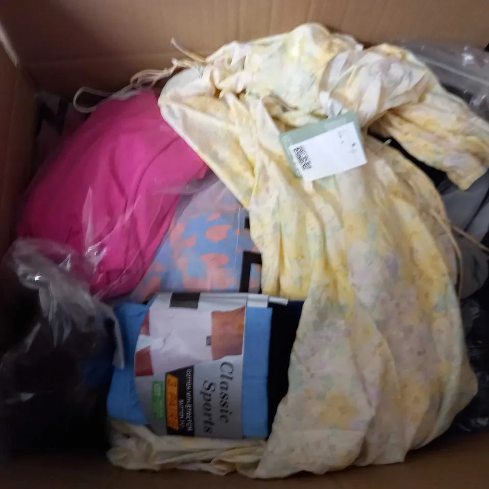 LARGE QUANTITY OF CLOTHING ITEMS TO INCLUDE DRESSES, SWEATERS, JEANS, T-SHIRTS, ETC