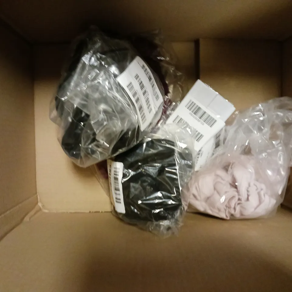 BOX OF APPROXIMATELY 5 ASSORTED ITEMS TO INCLUDE - OVERSIZED ZIP THROUGH HOOD , NAVY CUSHION , GARNIER SKINACTIVE EYE CREAM ETC
