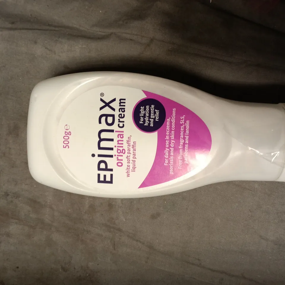 TOTE OF APPROXIMATELY 20 ASSORTED COSMETICS TO INCLUDE: DETANGLING HAIRBRUSH AND EPIMAX CREAM