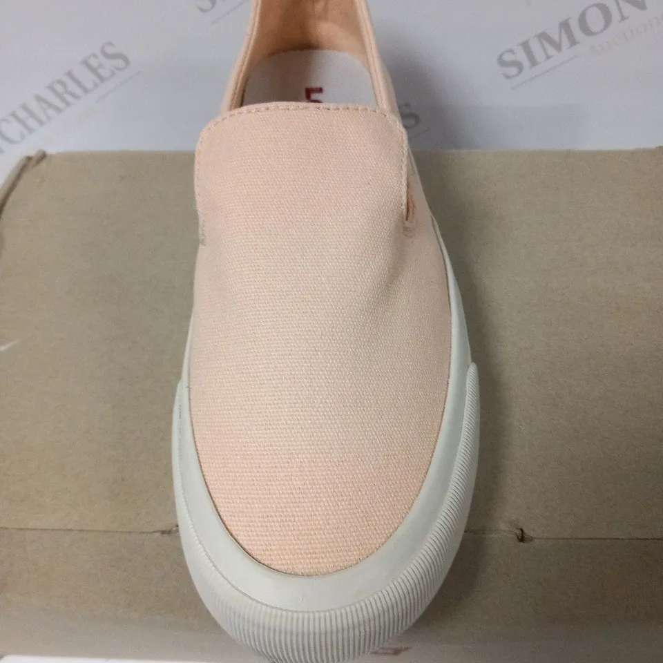 BOXED LEVI'S SLIP ON LOW CANVAS SHOE SIZE 6.5