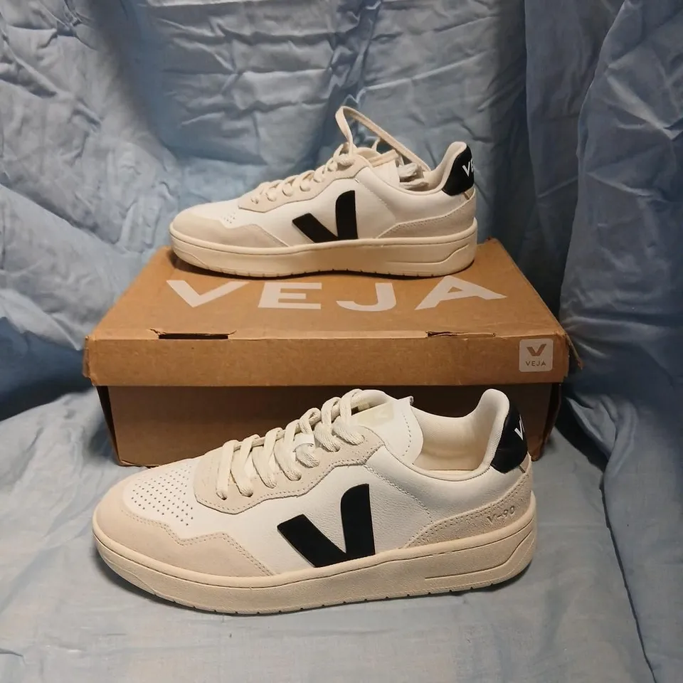 VEJA WHITE LEATHER TRAINERS – MEN'S SIZE 8.5