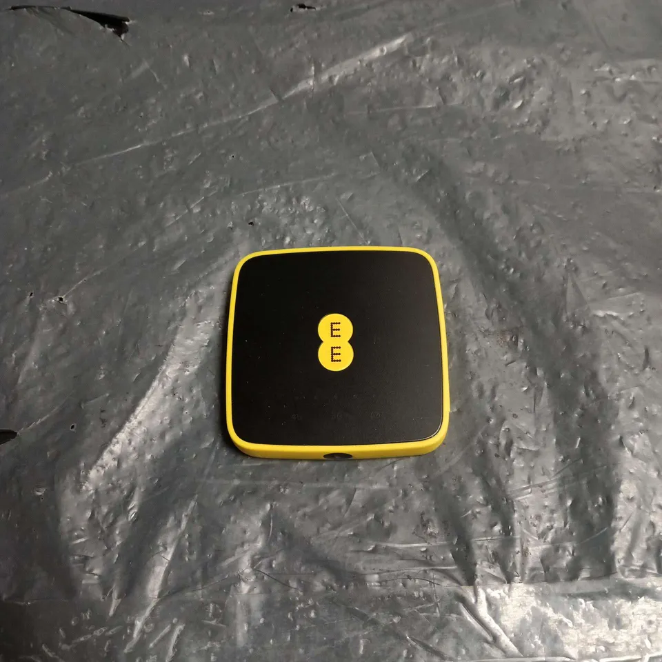 EE POCKET WIFI HOTSPOT – BLACK WITH YELLOW TRIM (MIFI). UNBOXED