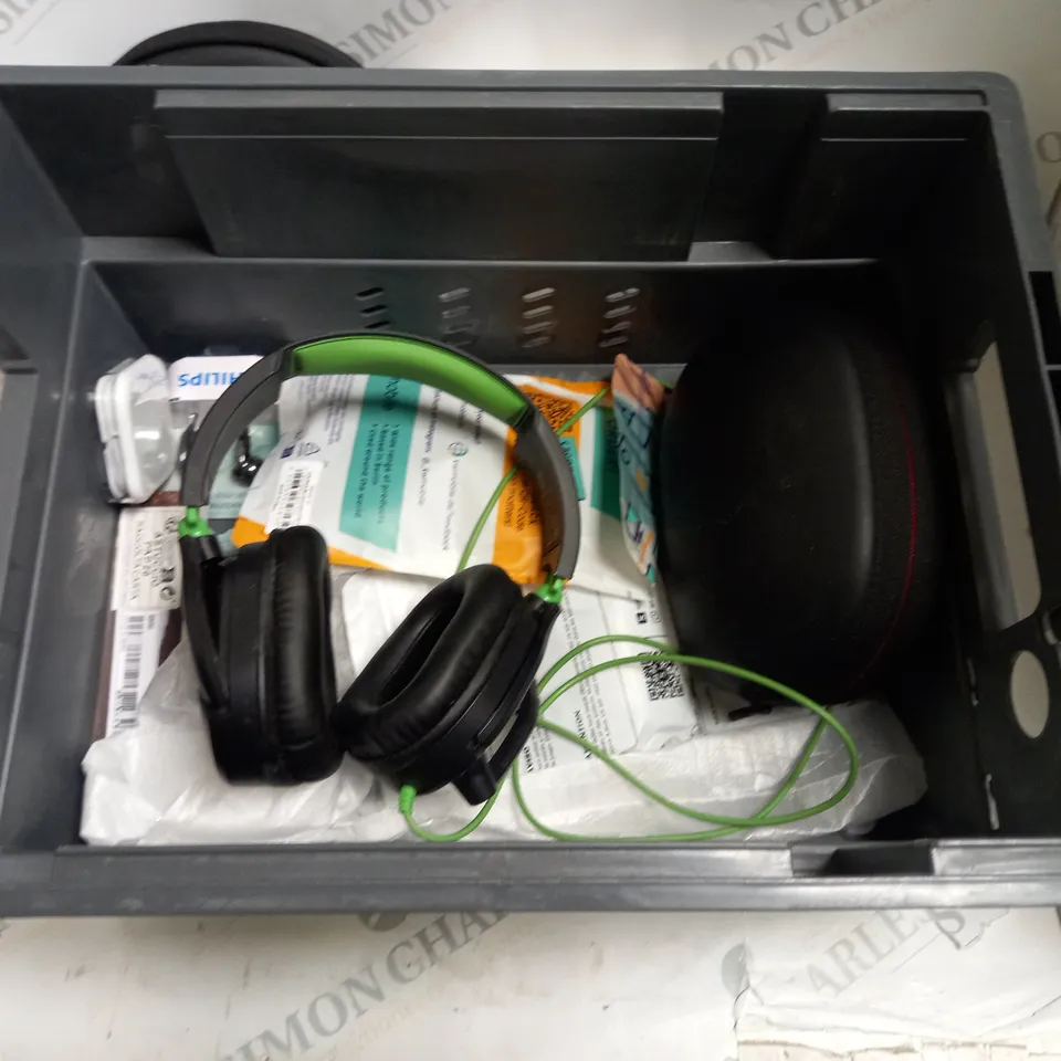 APPROXIMATLEY 10 X ASSORTED PORTABLE AUDIO PRODUCTS. INCLUDES HEADSETS AND EARPHONES. BRANDS VARY 