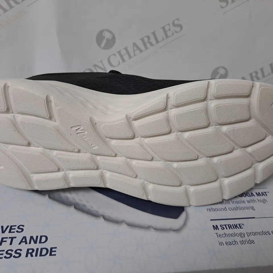 SKETCERS GO RUN LITE SIZE 10 IN BLACK AND PINK