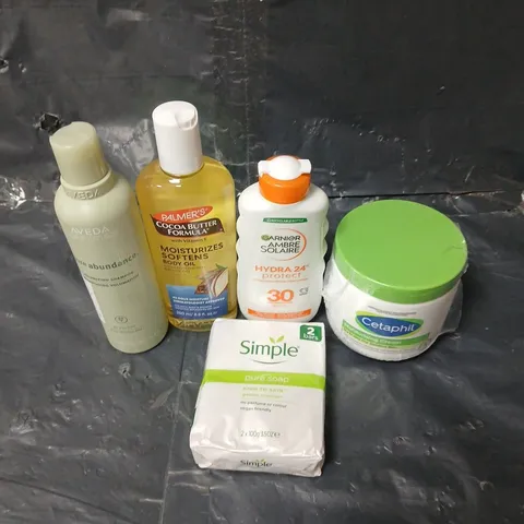 APPROXIMATEY 20 ASSORTED HEALTH AND BEAUTY PRODUCTS TO INCLUDE SIMPLE SOAP, CETAPHIL MOISTURISING CREAM AND PALMER'S COCOA BUTTER OIL