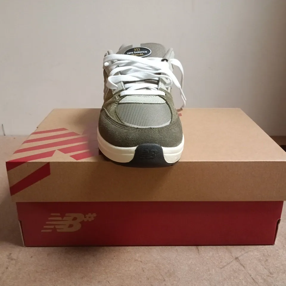 BOXED PAIR OF NEW BALANCE 933 TRAINERS IN OLIVE/SAGE SIZE UK 9.5
