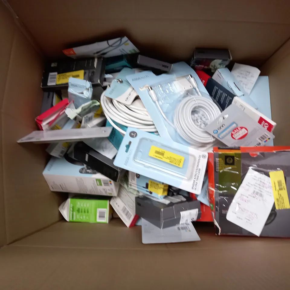 BOX OF APPROX 30 ASSORTED ELECTRICAL ITEMS TOO INCLUDE EARPHONES, RADIO AND POWER ADAPTER