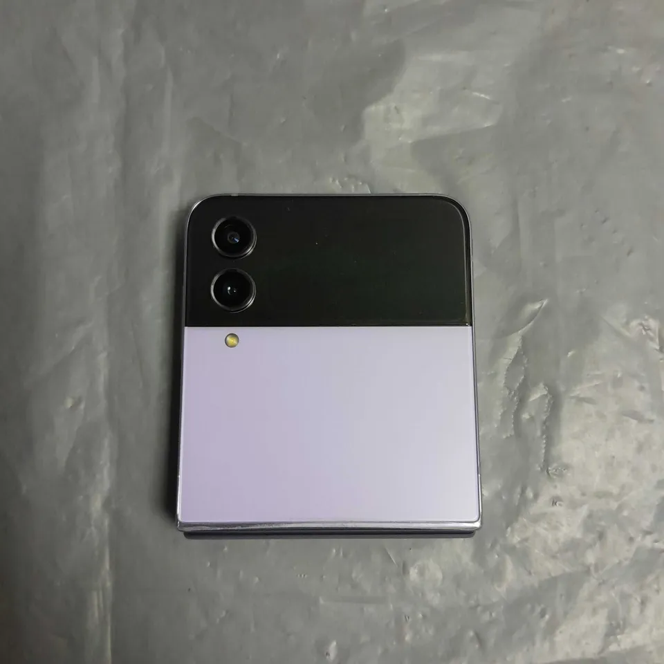 SAMSUNG GALAXY Z FLIP 4 IN PURPLE