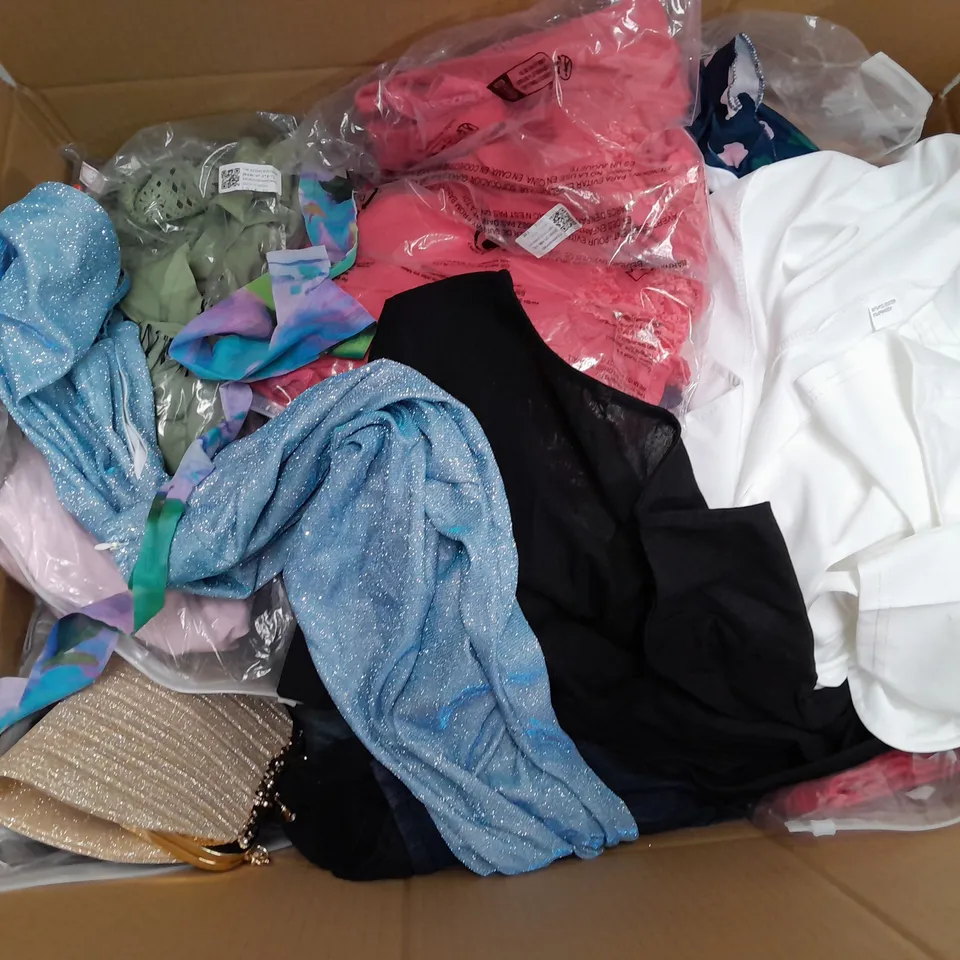 APPROXIMATELY 25 ASSORTED CLOTHING ITEMS IN VARIOUS SIZES TO INCLUDE DRESS, JACKET, TOP, ETC