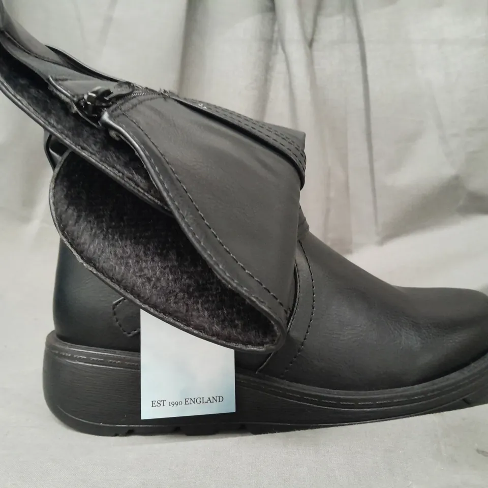 BOXED PAIR OF AJVANI COLLECTION ANKLE BOOTS IN BLACK SIZE 7