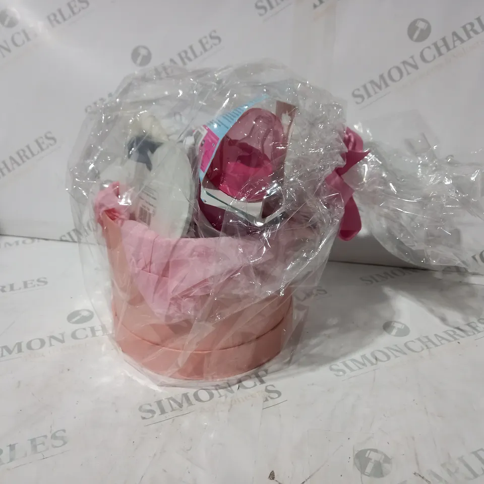 FIRST STEPS BABY GFIT HAMPER TO INCLUDE FEEDING BOTTLE, WASH CLOTHS, TOYS ETC.