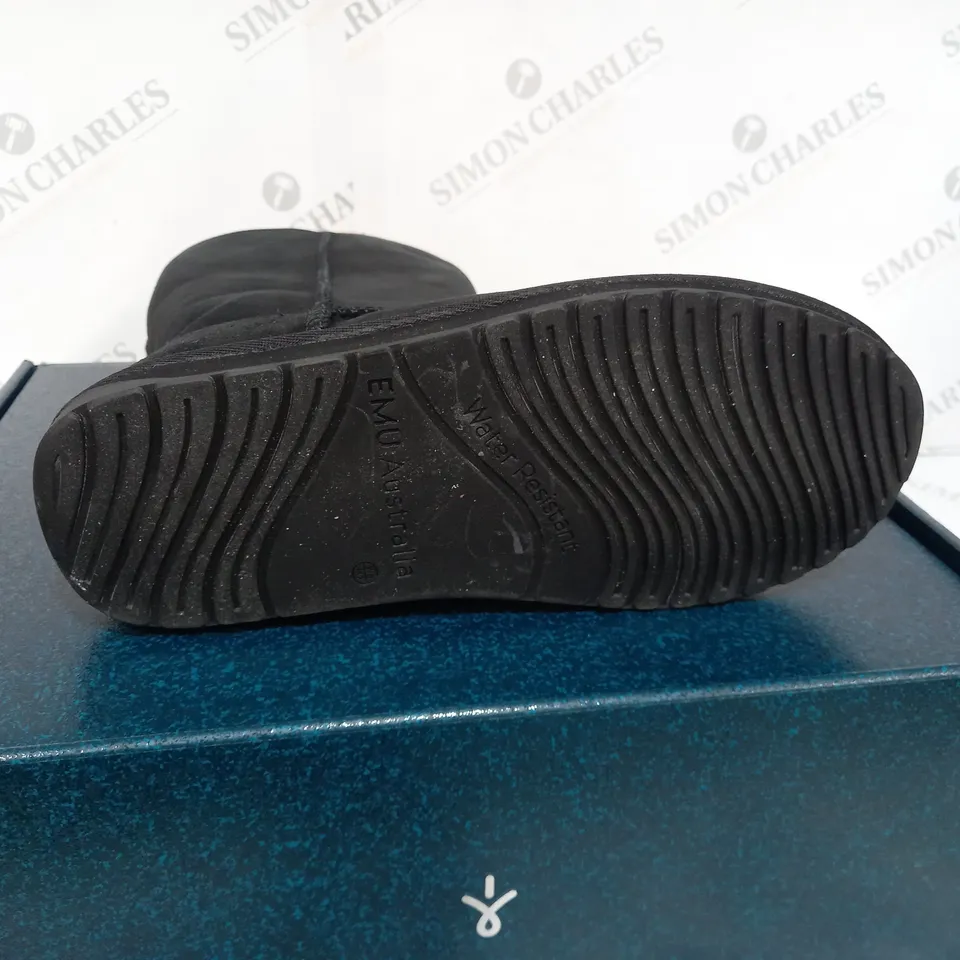 EMU AUSTRALIA "STINGER HI" WATER RESISTANT BOOTS - UK SIZE 6, BLACK 