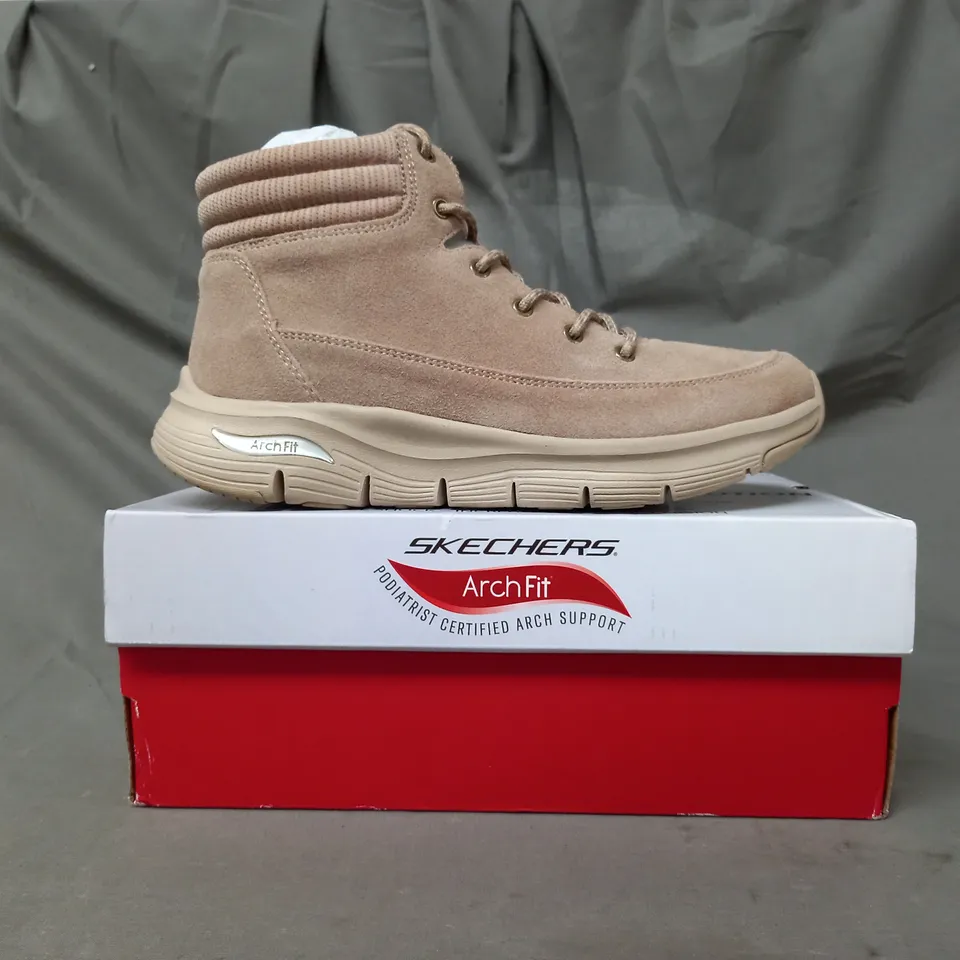 BOXED PAIR OF SKECHERS SMOOTH LACE ANKLE BOOTS IN TAUPE SIZE 5.5