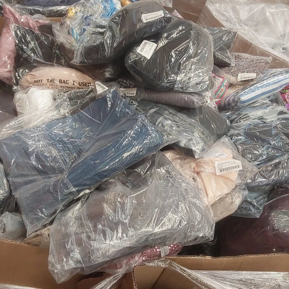 PALLET CONTAINING APPROXIMATELY 550x BRAND NEW ASSORTED DESIGNER CLOTHING ITEMS