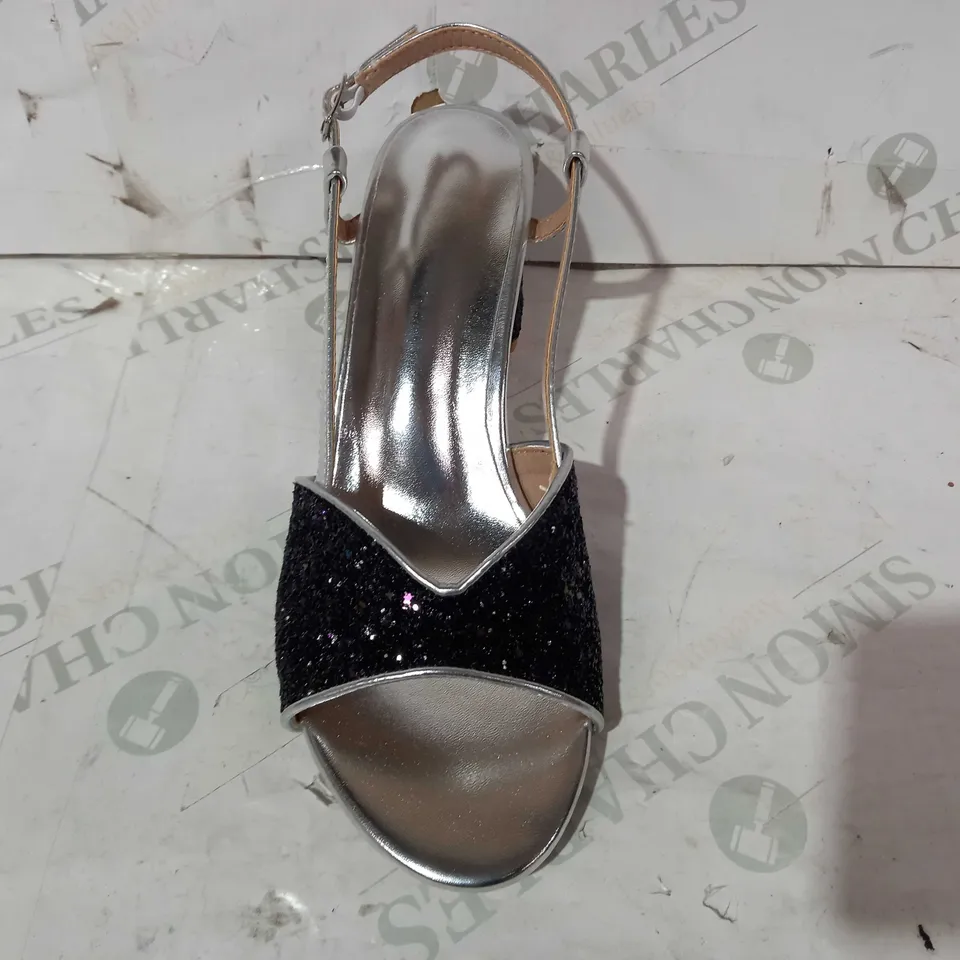 BOXED PAIR OF DESIGNER OPEN TOE HEELED SANDALS IN METALLIC SILVER WITH DARK SEQUIN EFFECT EU SIZE 39