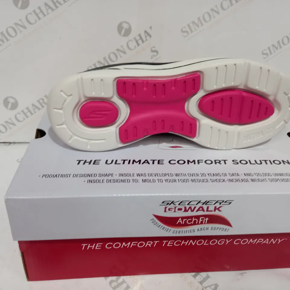 BOXED SKETCHERS GOWALK TRAINERS - SIZE UK 6