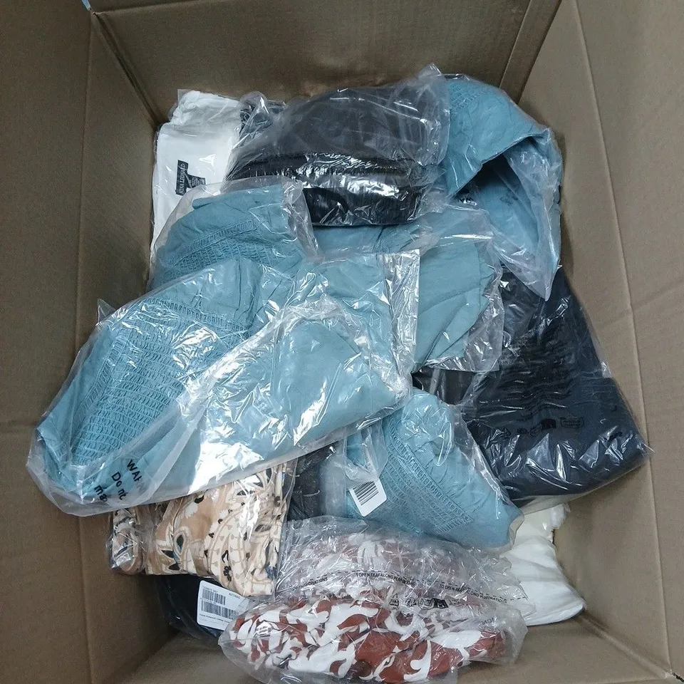 BOX OF APPROXIMATELY 25 ASSORTED CLOTHING ITEMS TO INCLUDE KIM AND CO, D AND CO, CRYSTAL KOBE OF VARIOUS SIZES AND STYLES ETC