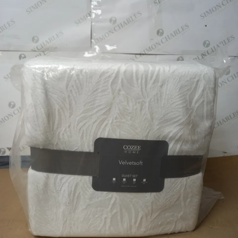 COZEE HOME EMBOSSED LEAF VELVETSOFT 4 PIECE DUVET SET WHITE SUPERKING SIZE