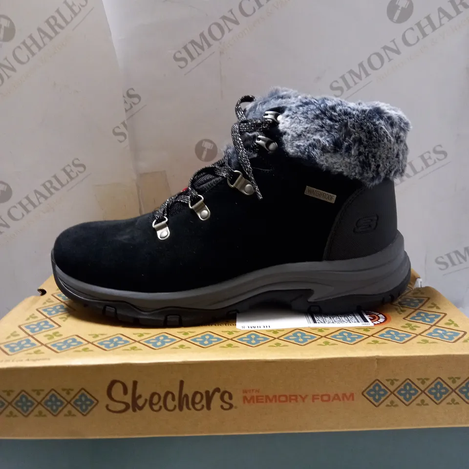 SKECHERS FAUX FUR CUFF BOOTS - UK SIZE 8