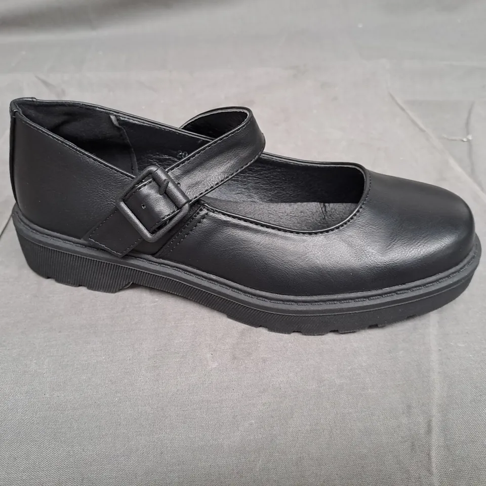 BOX OF APPROXIMATLY 10 BLACK LILLEY SHOE IN VARIOUS SIZES