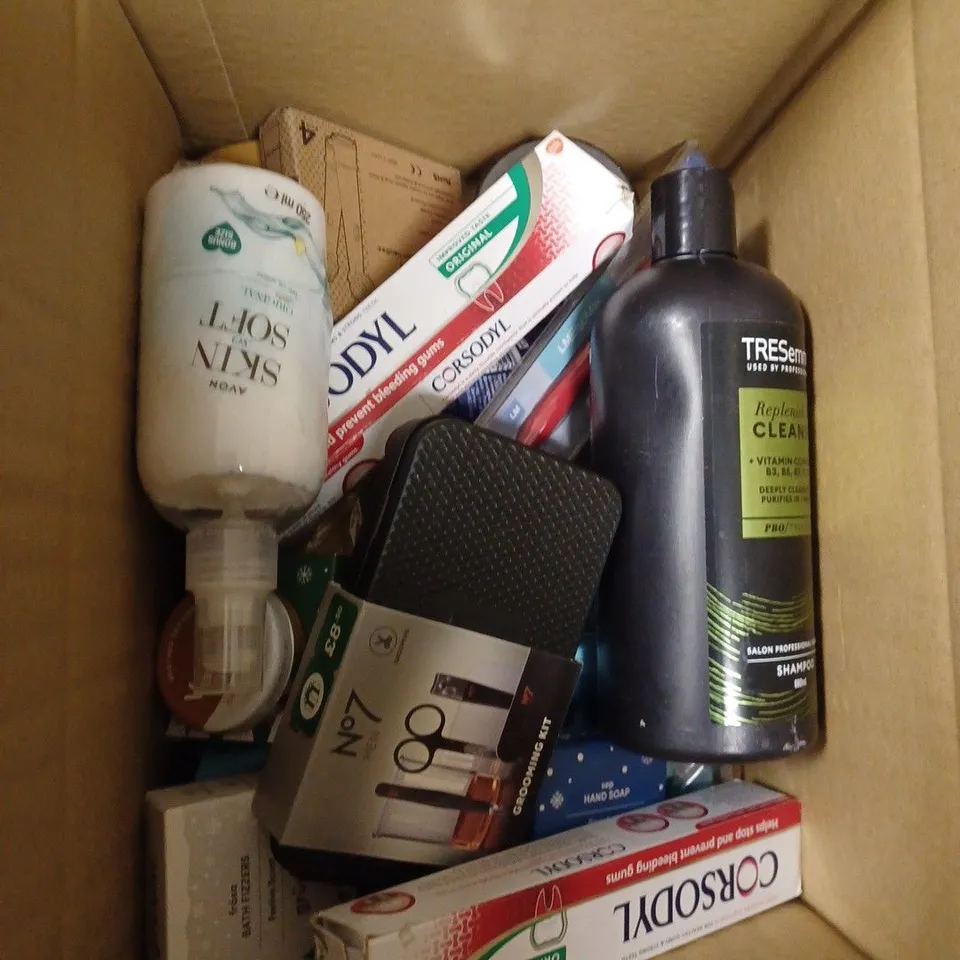 BOX OF APPROXIMATELY 15 ASSORTED COSMETIC ITEMS TO INCLUDE NO7 GROOMING KIT, VASELINE COCOA BUTTER, GRUUM HAND SOAP ETC