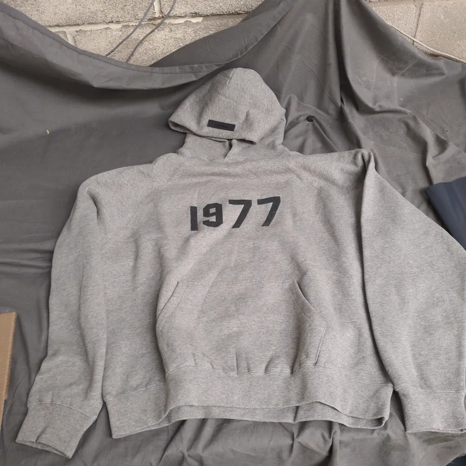 FEAR OF GOD ESSENTIALS HOODIE – GREY, SIZE M