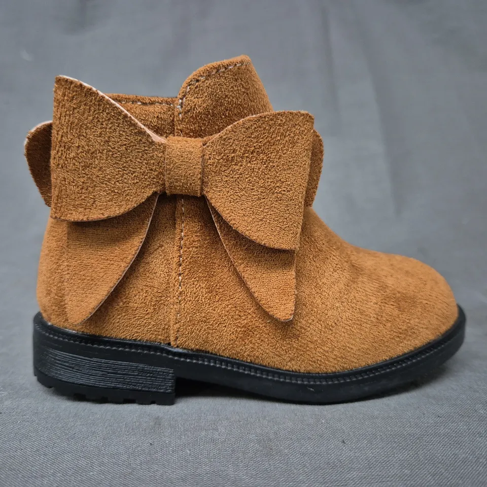 BOXED PAIR OF KID'S ANKLE BOOTS IN TAN W. BOW DETAIL EU SIZE 21