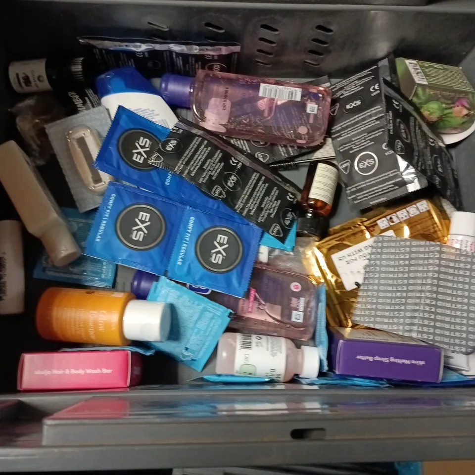 LOT OF APPROXIMATELY 20 ASSORTED HEALTH AND BEAUTY ITEMS TO INCLUDE KUMUMADI FACE OIL, SALT BATH SOAK AND GRUM SOA