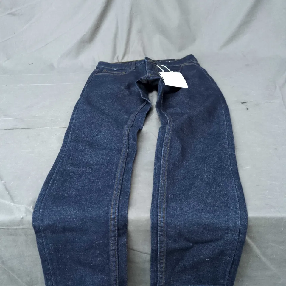 CREW CLOTHING COMPANY MEN'S SKINNY LEG JEANS – DARK WASH DENIM, SIZE 8S (WUH020)