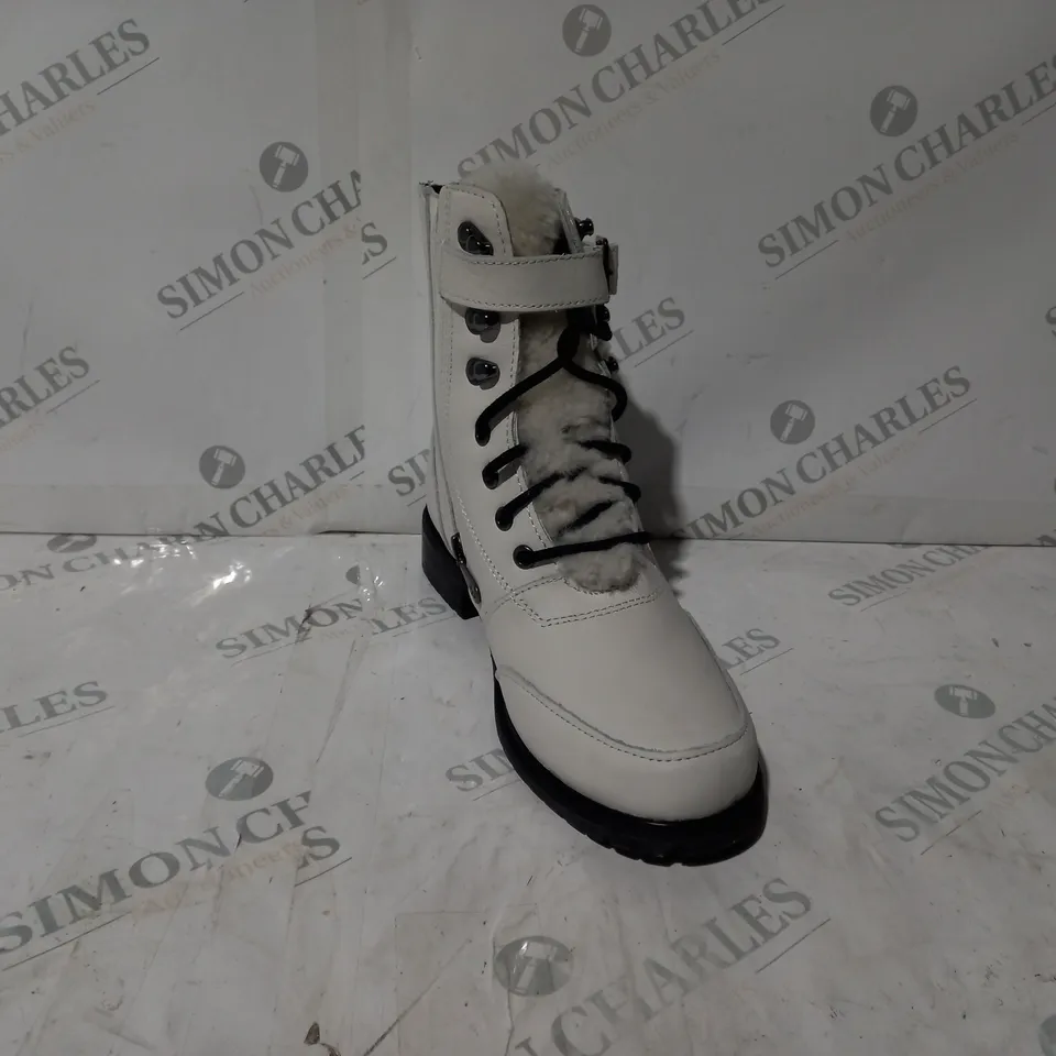 BOXED PAIR OF EMU EXPLORER WALDRON LEATHER WATERPROOF BOOTS IN COCONUT UK SIZE 6