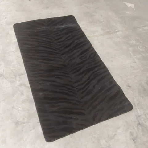 QUALITY DESIGNER AREA RUG - APPROXIMATELY 146 x 80cm