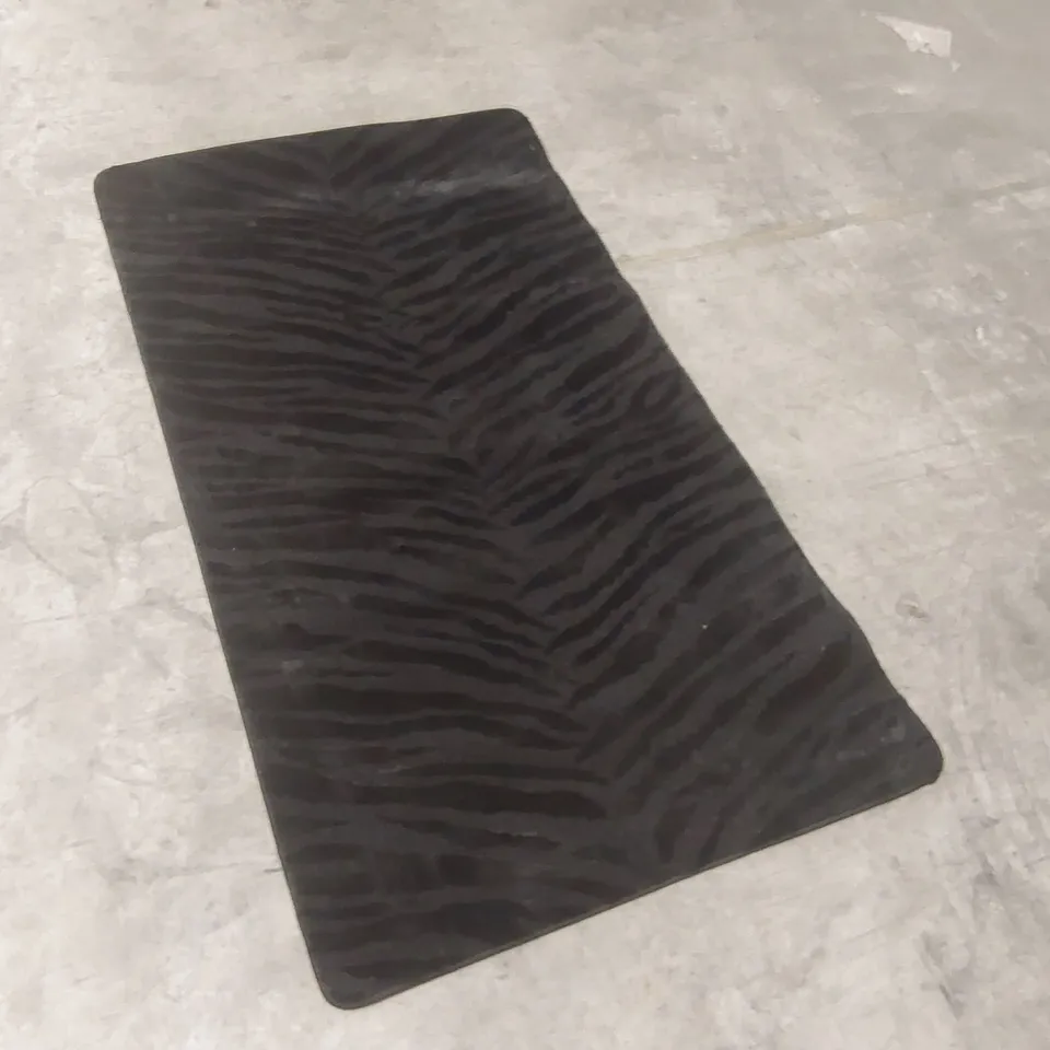 QUALITY DESIGNER AREA RUG - APPROXIMATELY 146 x 80cm