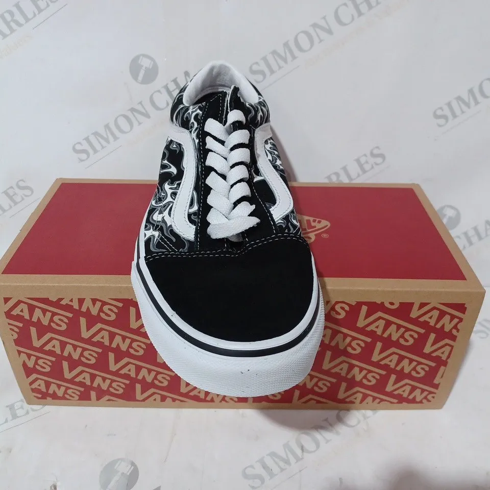 BOXED PAIR OF VANS OLD SKOOL SHOES IN BLACK/WHITE UK SIZE 7