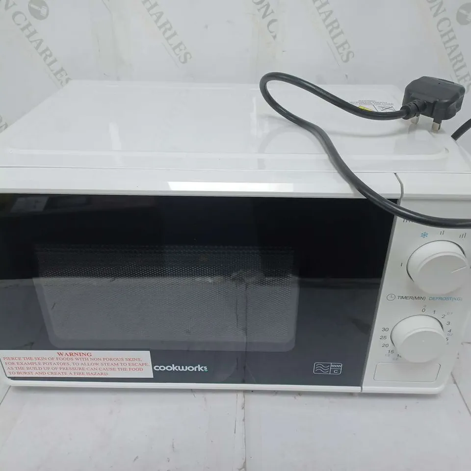 BOXED CLOCKWORKS 700W MICROWAVE IN WHITE