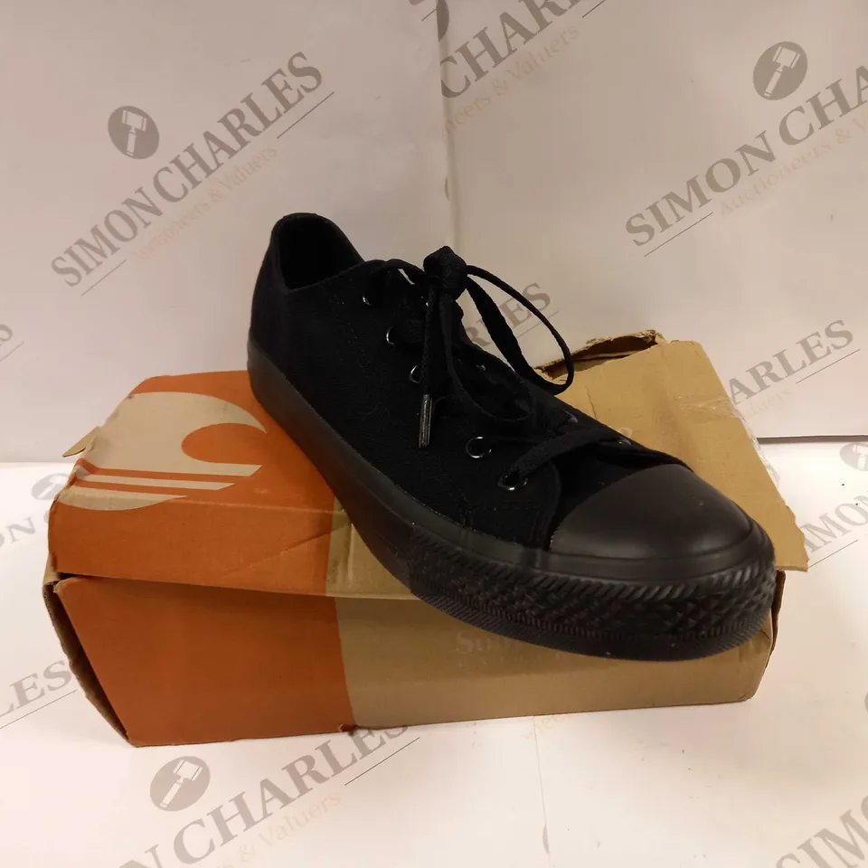 BOXED PAIR OF SOULCAL & CO CANVAS SHOES UK SIZE 6.5