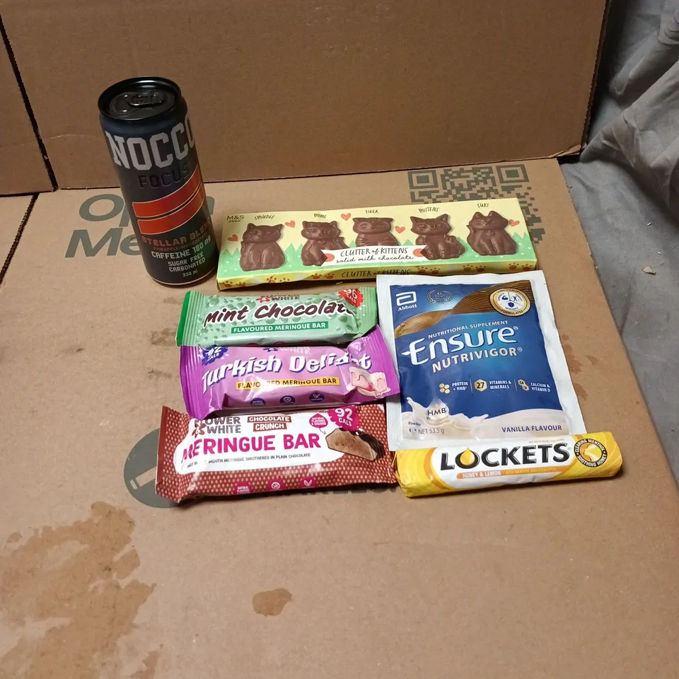 TOTE OF APPROXIMATELY 20 ASSORTED FOOD/DRINK ITEMS TO INCLUDE CLUTTER OF KITCHENS MILK CHOCOLATE, NOCCO FOCUS STELLAR BLEND CAFFEINE, FLOWER AND WHITE VARIOUS BARS, ENSURE, LOCKETS ETC