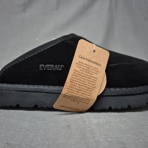 BOXED PAIR OF EVERAU SLIPPERS IN BLACK EU SIZE 44