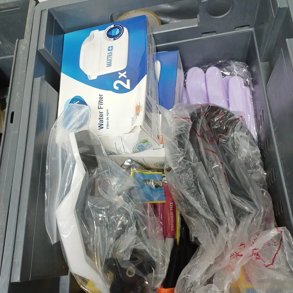 BOX OF APPROXIMATELY 20 ASSORTED HOUSEHOLD ITEMS TO INCLUDE CUTTING WHEELS, DRINKS BOTTLE AND SHARPIE MARKERS